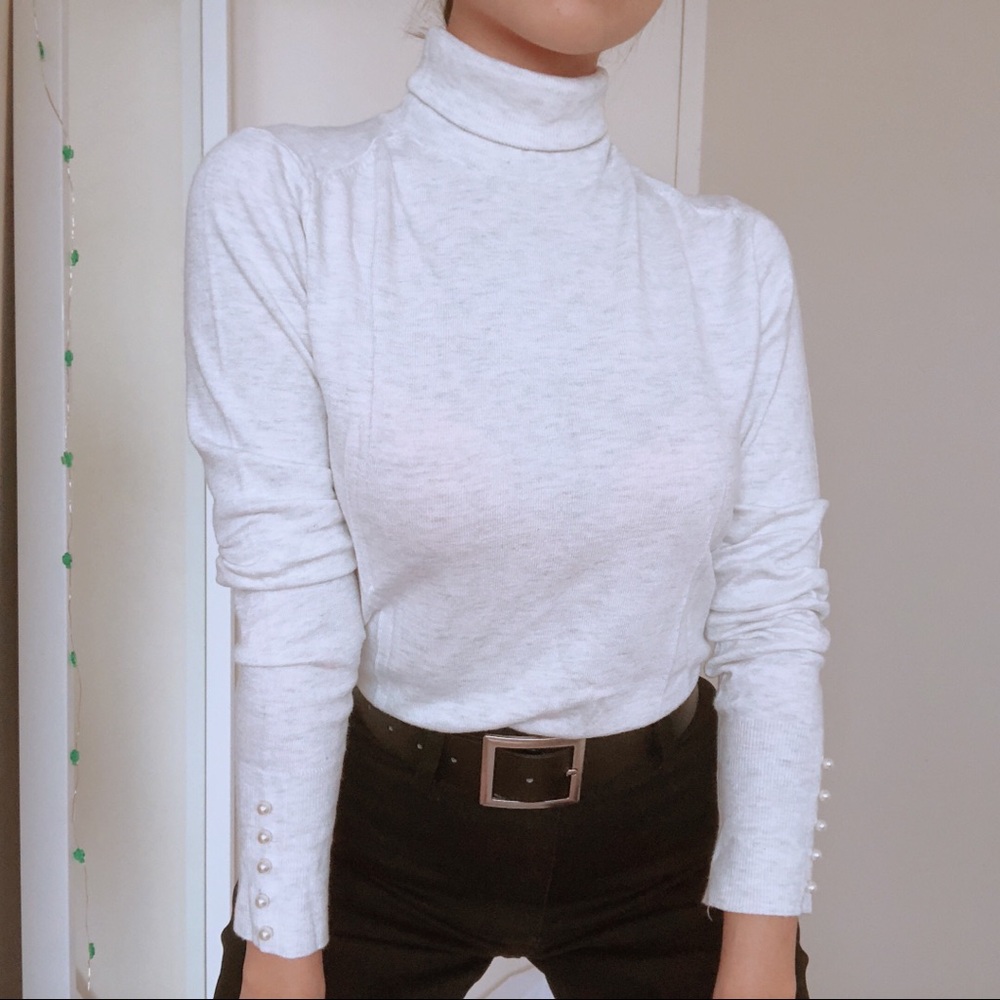 Oatmeal coloured Turtleneck Pearl